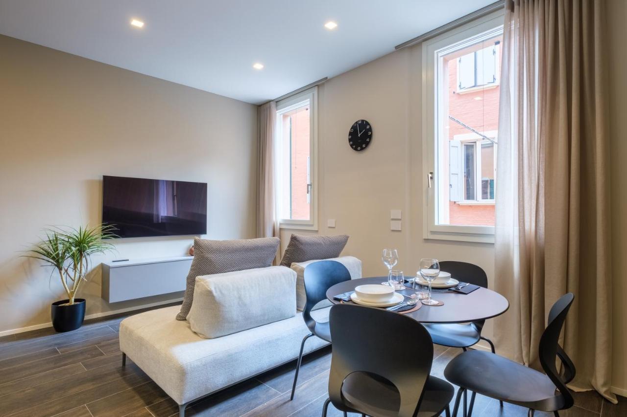Golden Suite By Studio Vita Bolonia Exterior foto