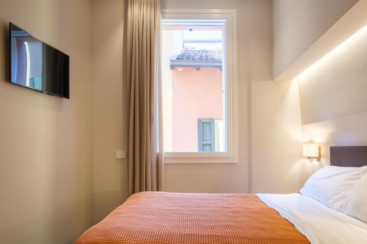 Golden Suite By Studio Vita Bolonia Exterior foto